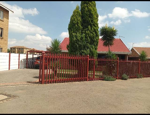 2 BEDROOM HOUSE FOR SALE IN GREENHILLS EXT 3